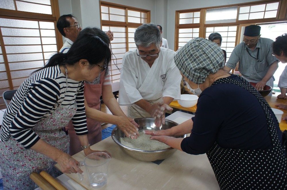 吉見地区活き活きサロンでそば打ち体験
