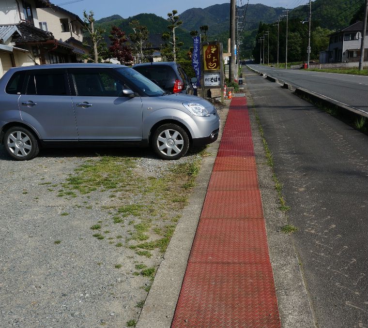 駐車場整備溝に波板取り付け2