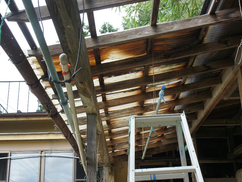 角田の小屋の波板状況