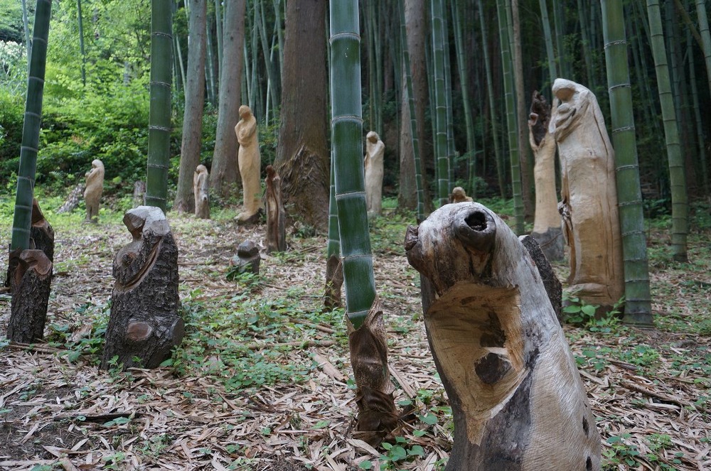 鎮魂のもりの像