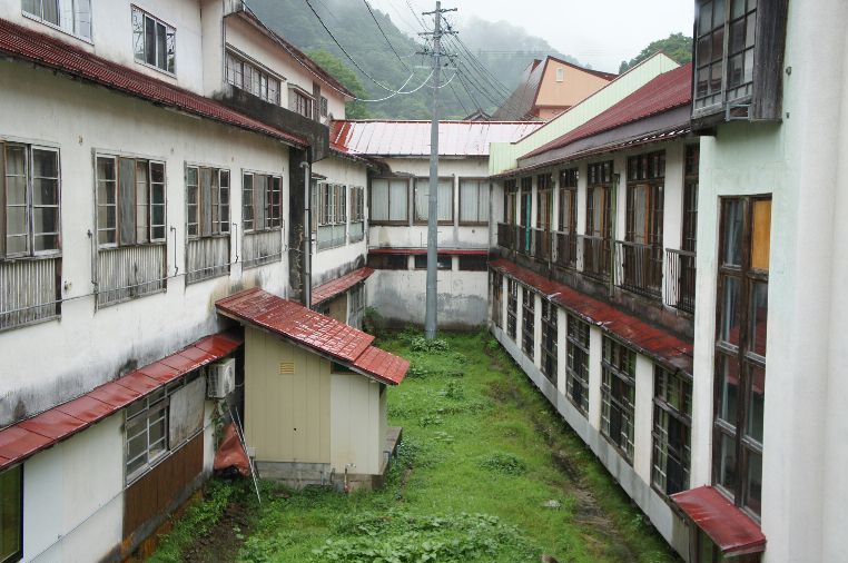 鉛温泉中庭