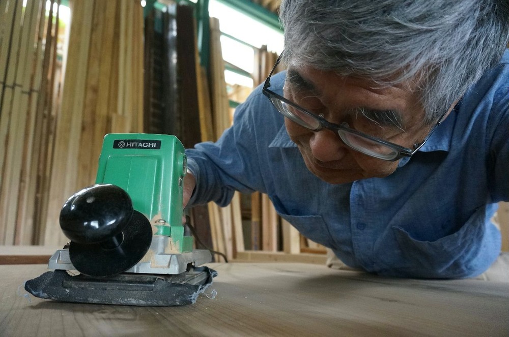 座卓製作サンドペーパー掛け
