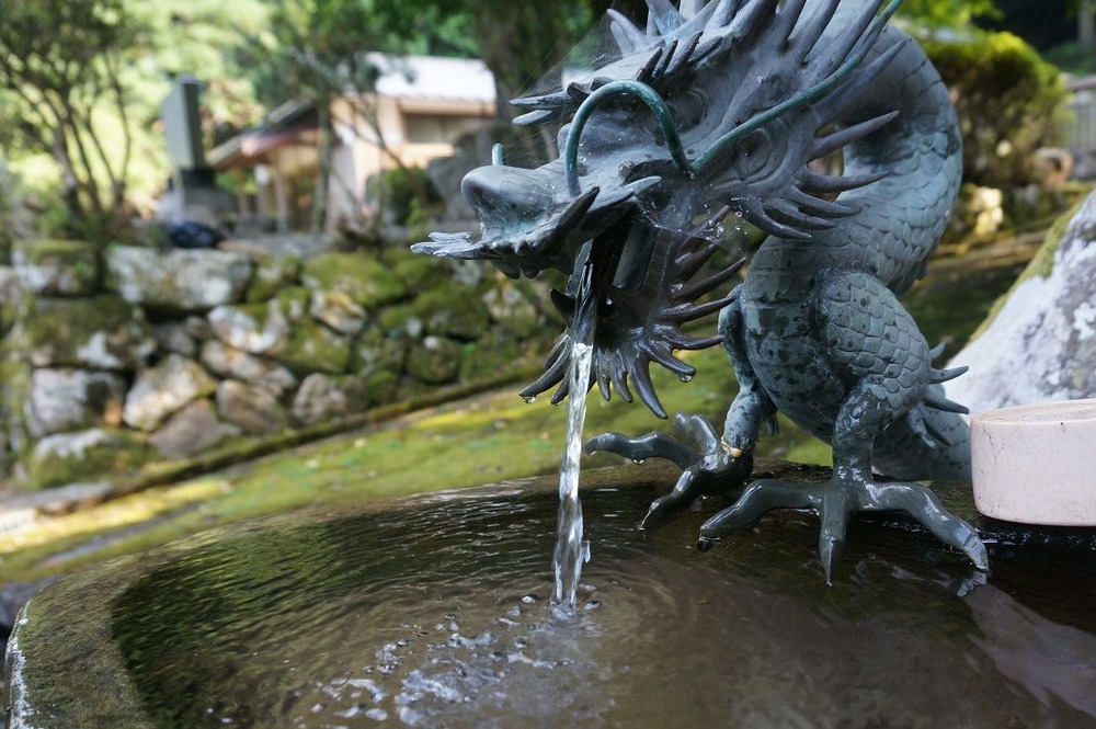 神池寺の龍の水