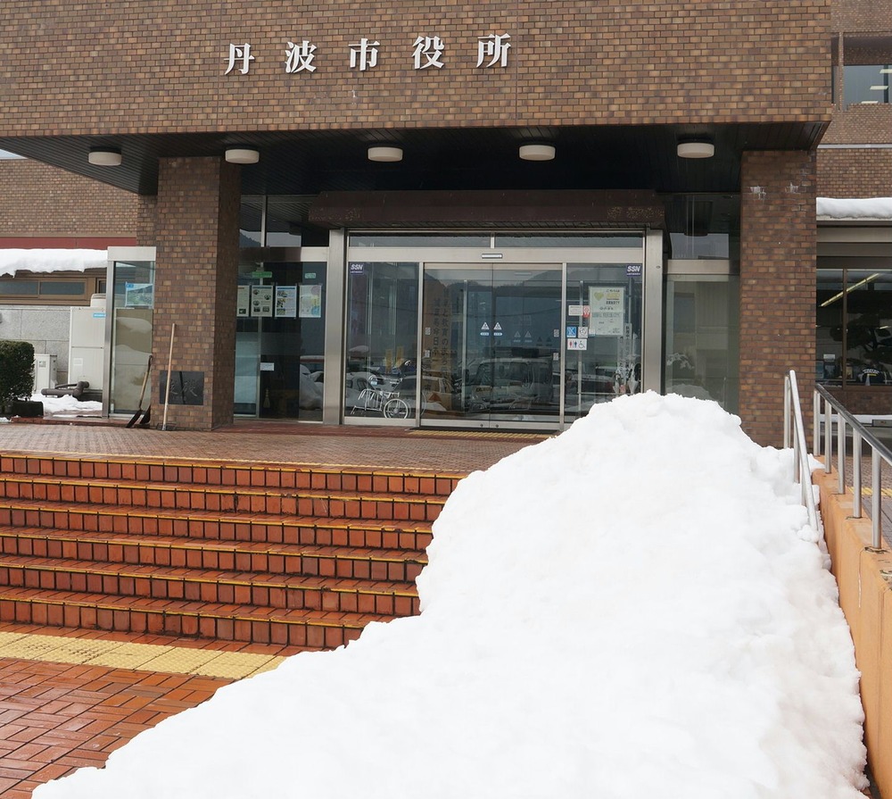 雪の丹波市役所