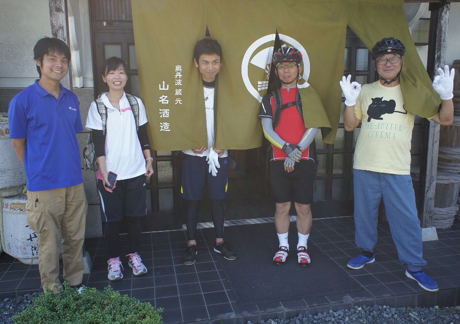 山名酒造で記念写真
