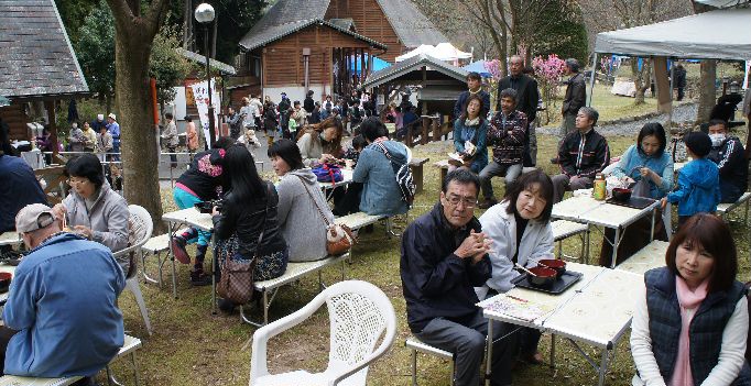 会場は大賑わい