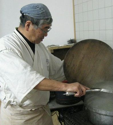 まき窯でそばの湯掻き