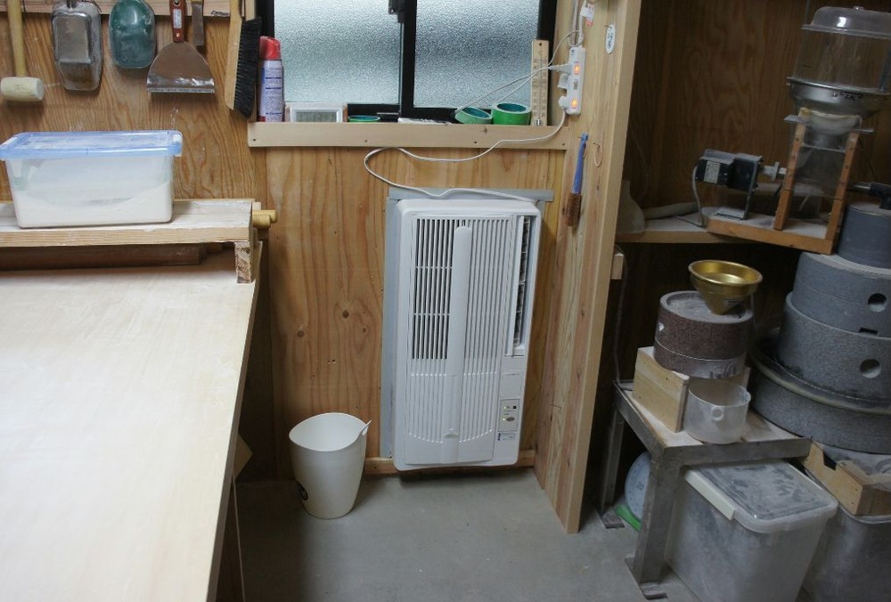 そば打ち場にエアコン取り付け