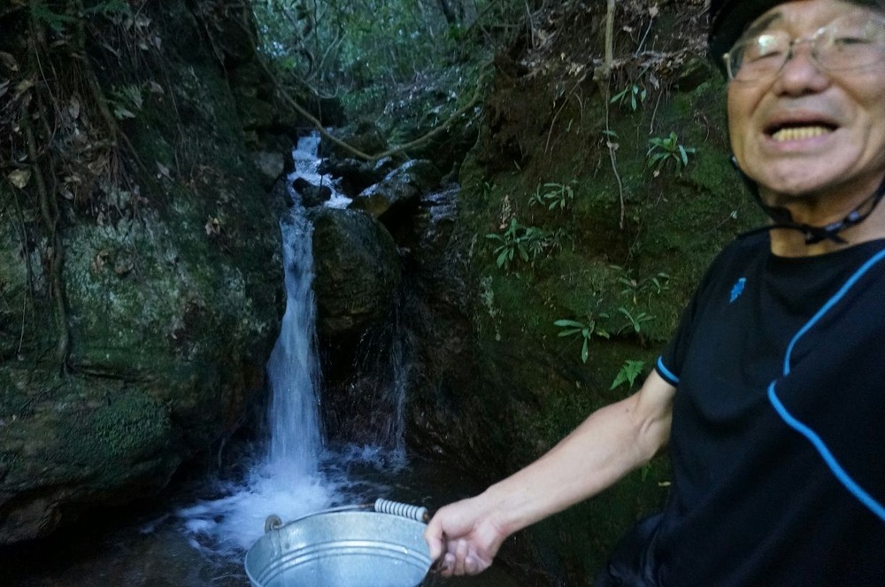 神池寺の滝を飲む
