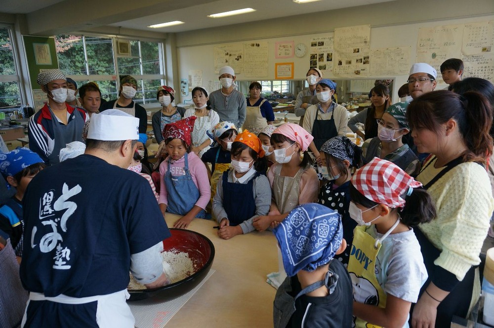 鴨の庄小学校そば打ち教室