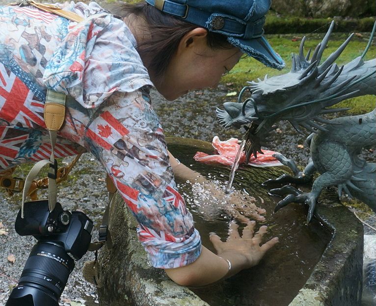 龍の水で手を冷やす