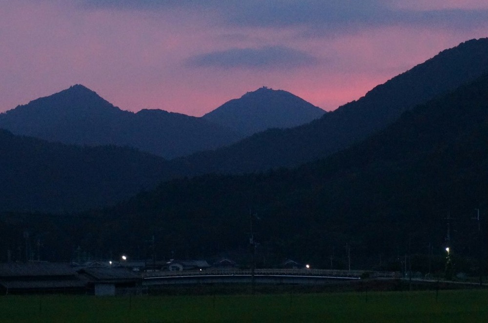 夕焼けの丹波アルプス連山