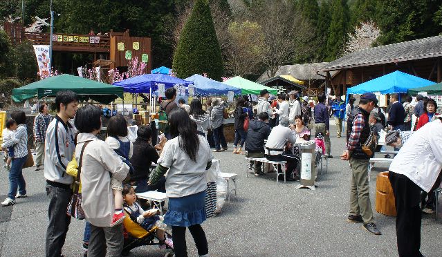 大賑わいの会場