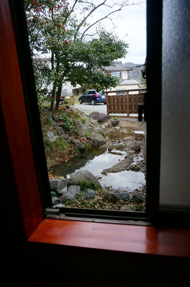 新しい部屋の窓から
