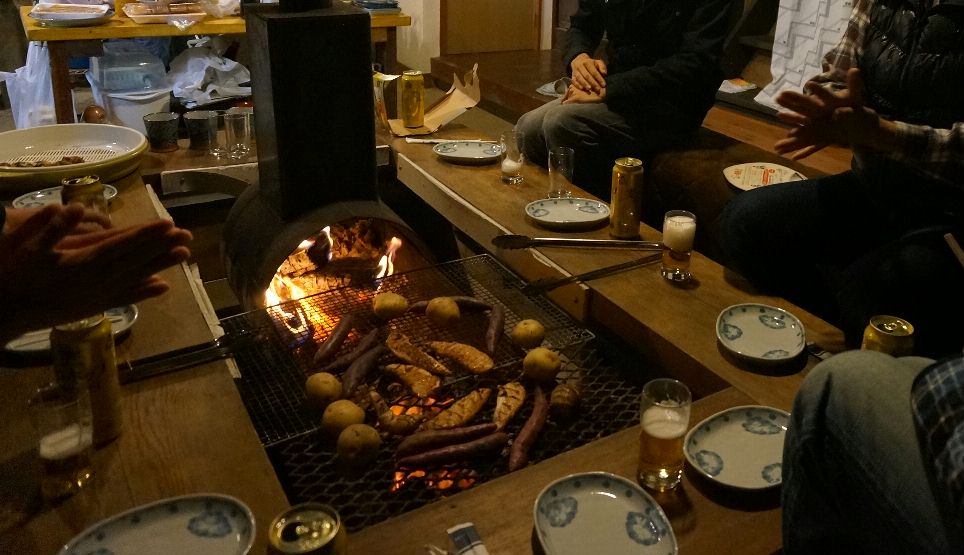 ９９７村の日の囲炉裏焼きが始まりました