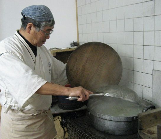 まき窯でそばの湯掻き