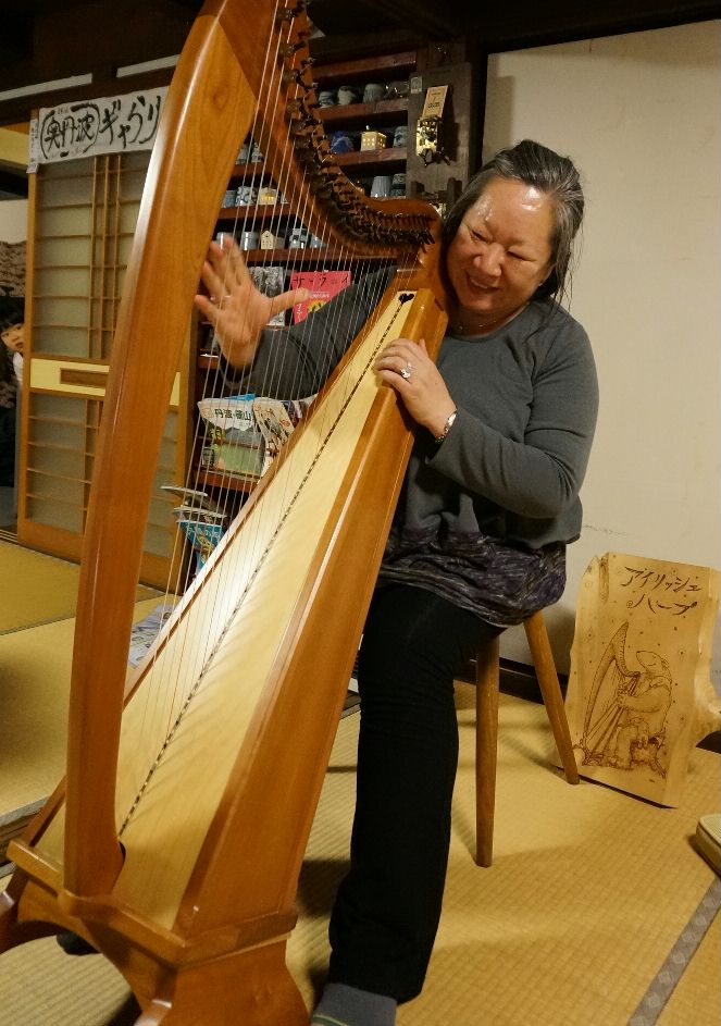 金田さんアイリッシュハープを弾く