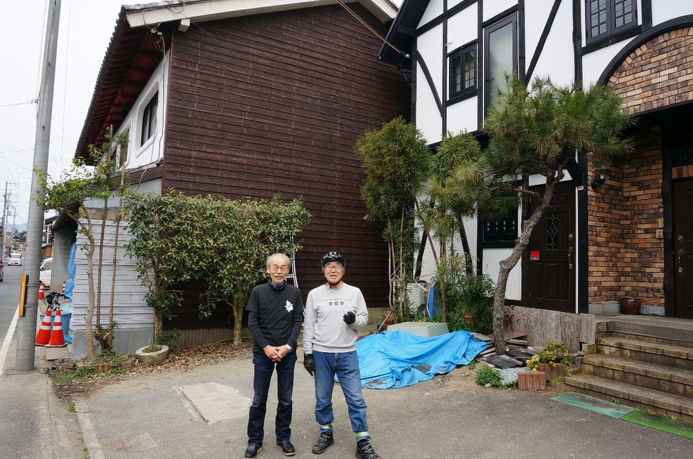 鳥名子のご主人と新店舗建設中の前で