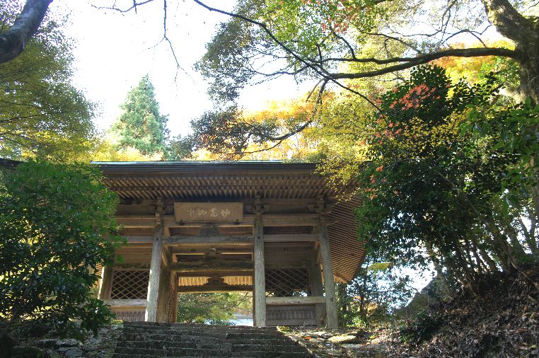 神池寺本堂門