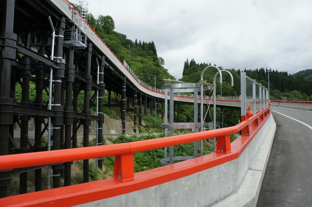 肘折れ温泉の道すごい