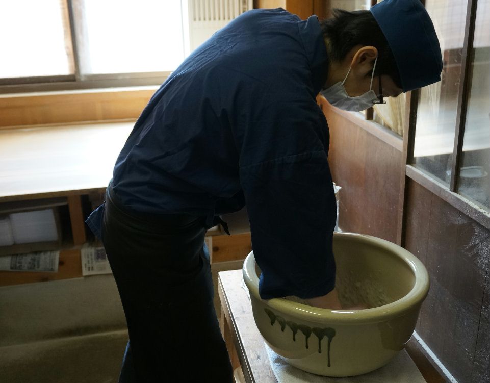 鬼そばは坪でこねる