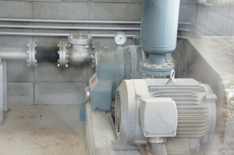 空気式堰堤の圧縮機