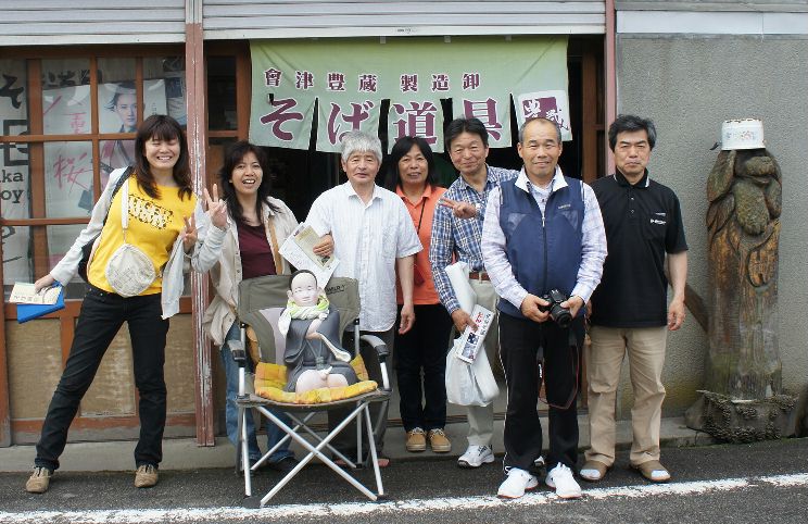 中村豊蔵店前で