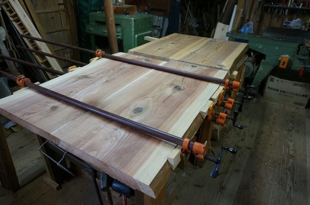 ＷＯＯＤ　ＴＯＰで接着中