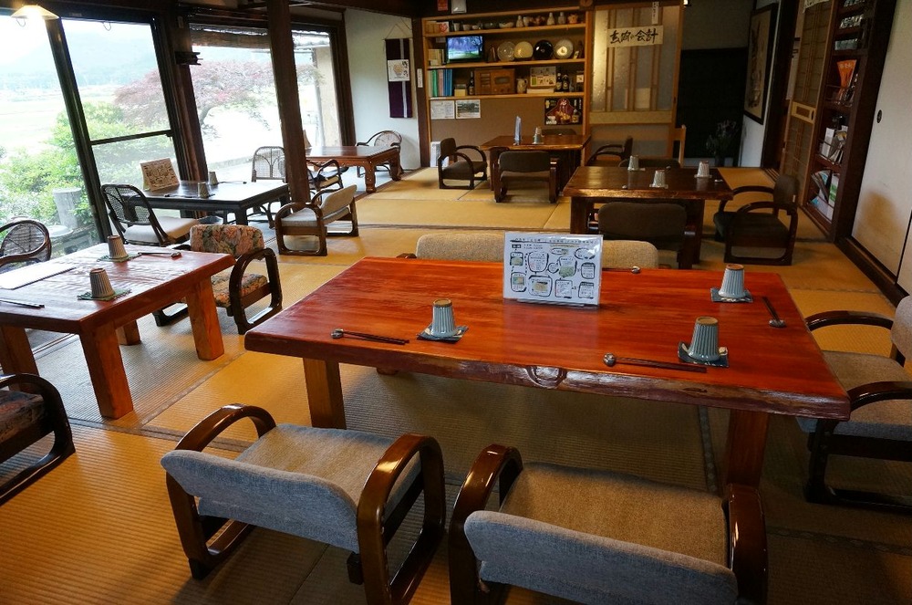 新しい座卓で店が１