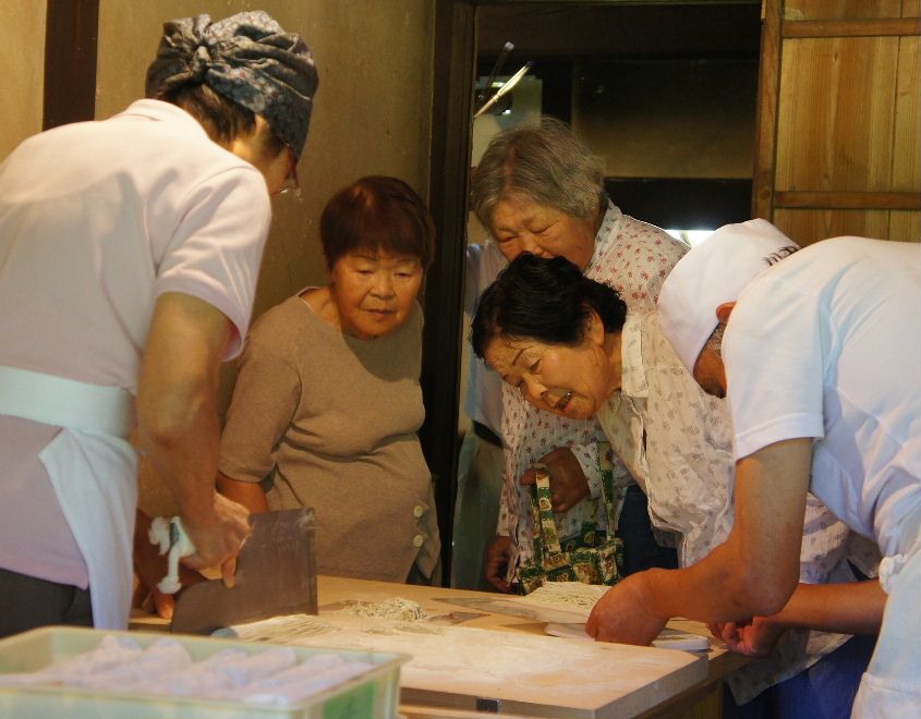 振舞会そば打ち見学