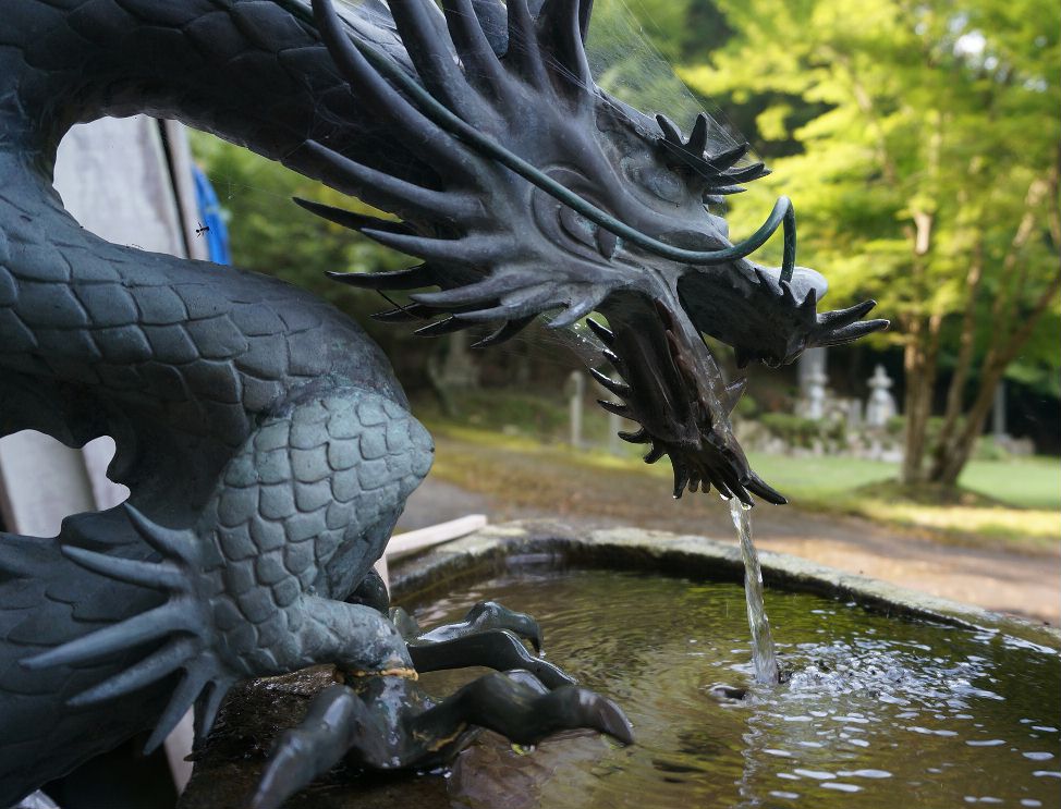 神池寺の龍の水２