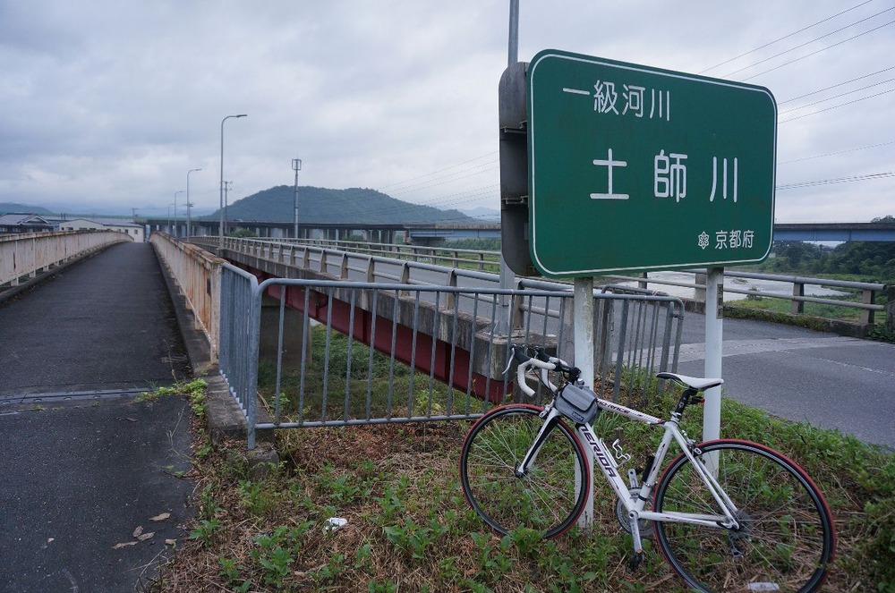 土師川岩崎交差点近く