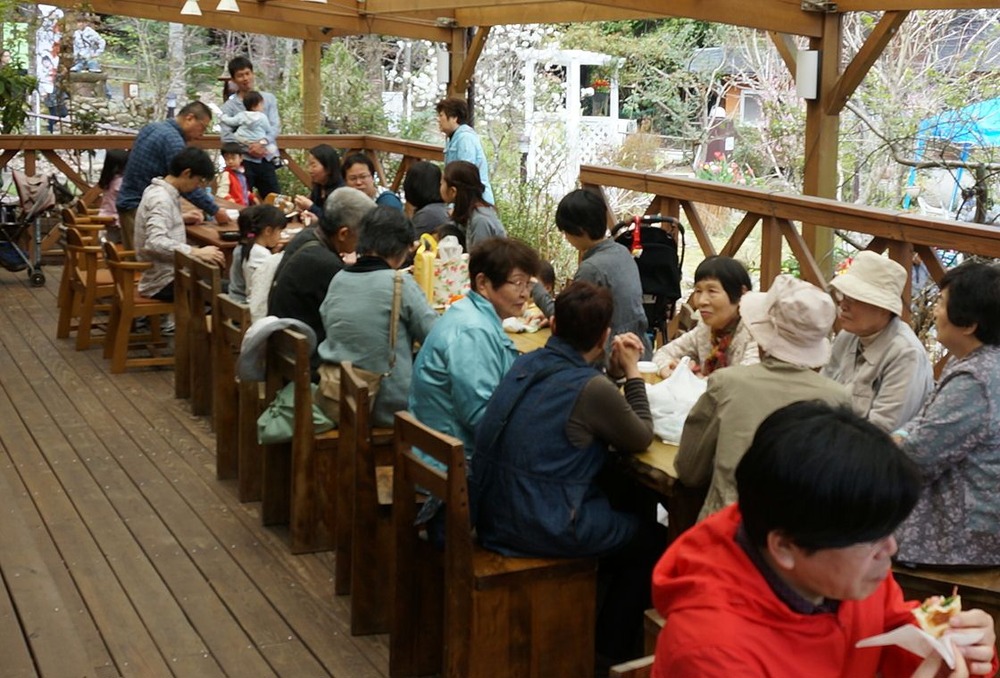 ベルピーマンテラス席も満杯