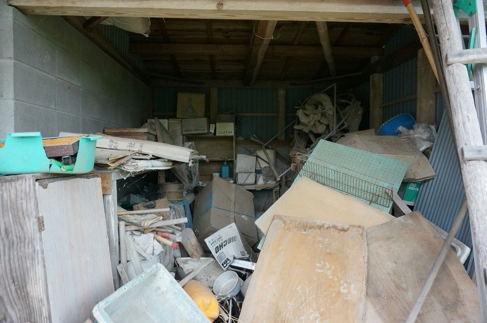 小屋のがらくた？ごみ？