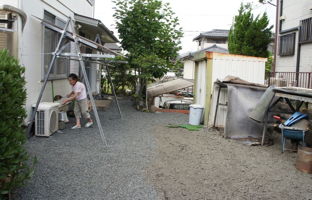 錐になった家の周辺