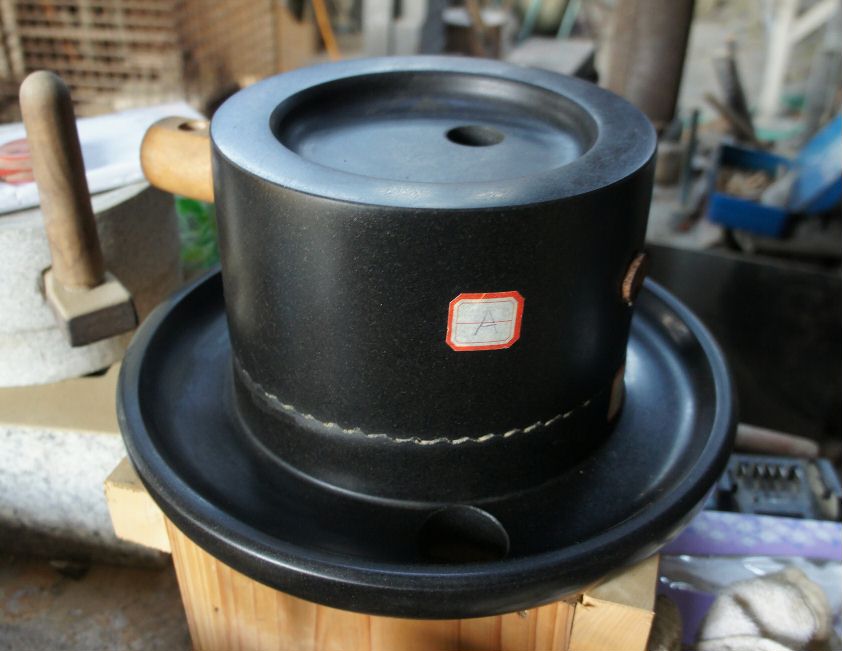 粗びき用石臼製作中