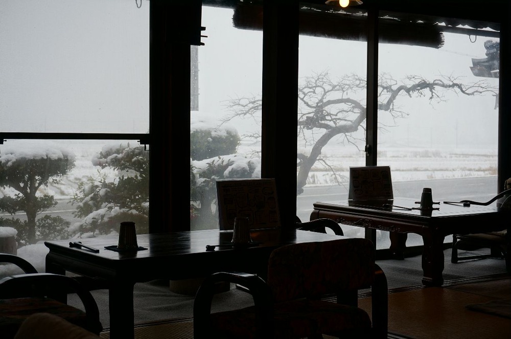 雪がぱらつく店内から