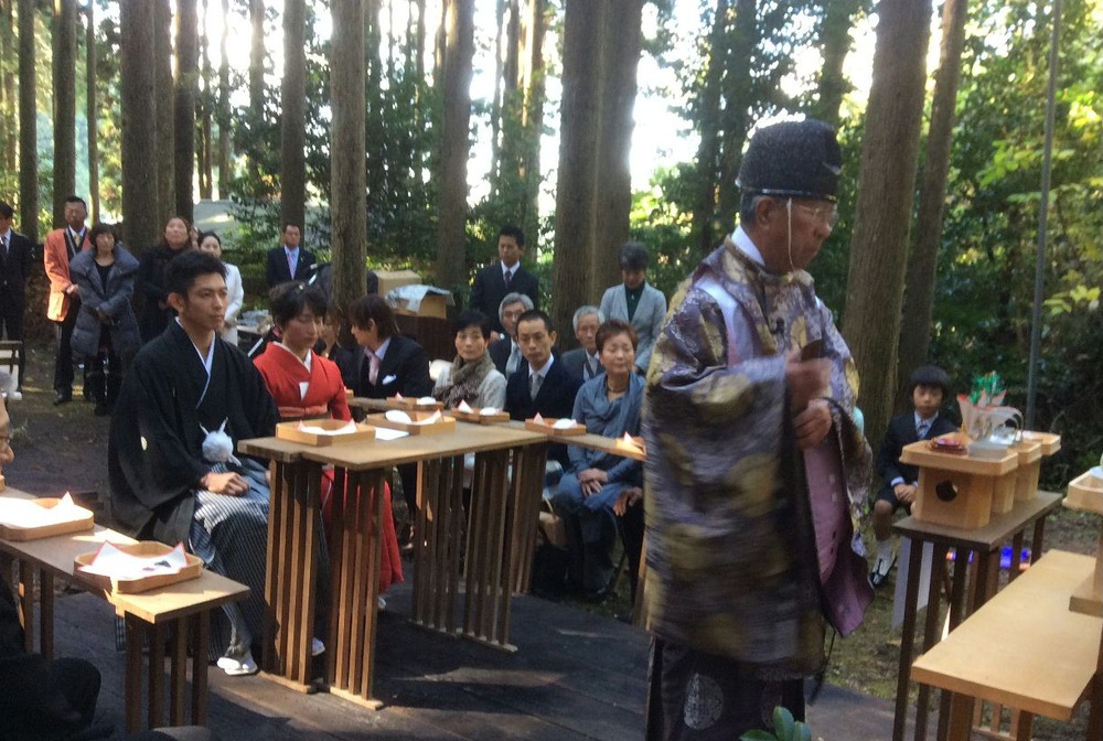 厳かに神前式