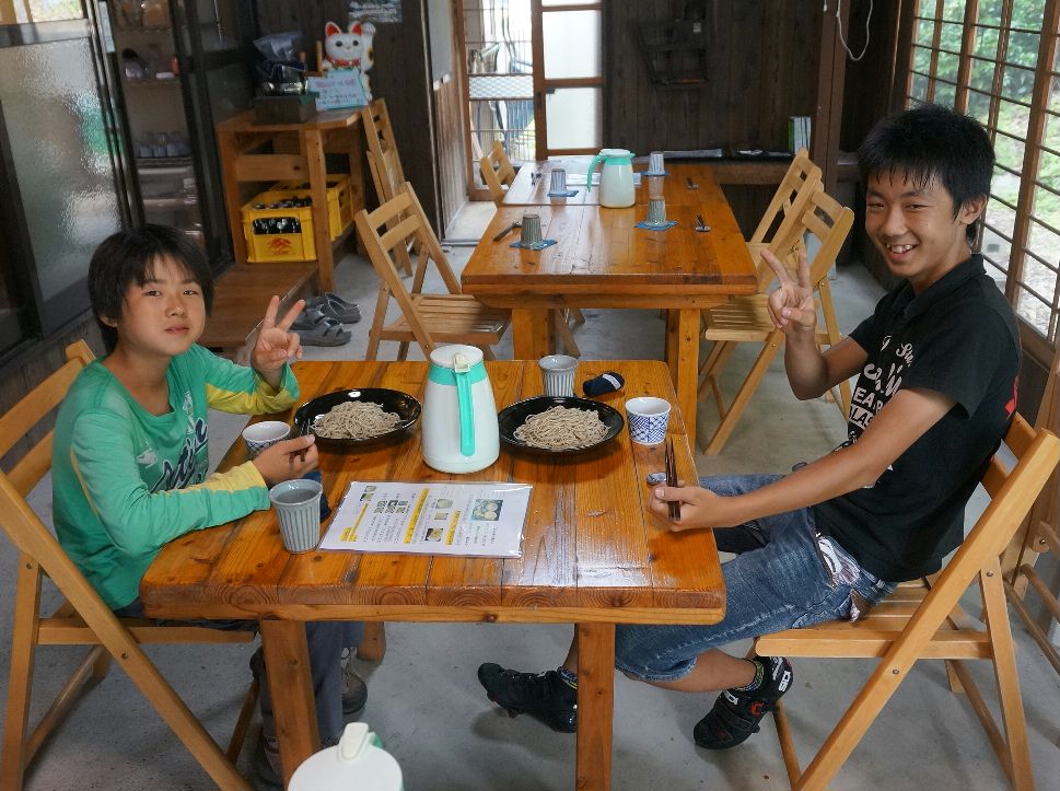 荒木、下野君おそばゲット！