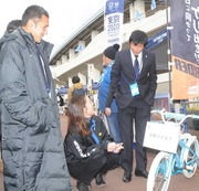 ホーム愛鷹での最終節の試合前にイベントに参加するゴンと伊東テル