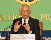 解任について記者会見を行うハリル