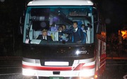 予定より遅れてスタジアムに到着した日本代表を乗せたバス