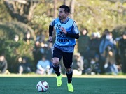 流通経済大学との練習試合でプレーする長友