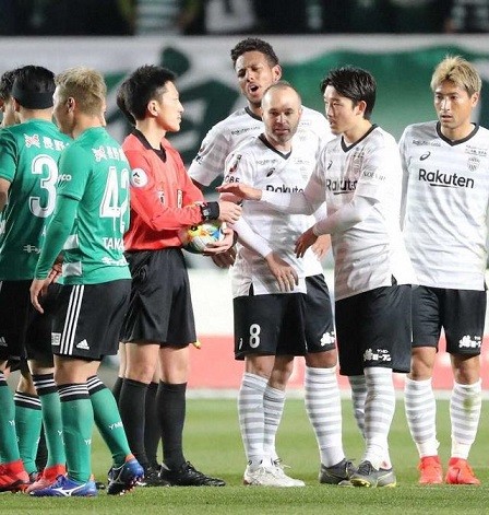 主審に抗議する神戸の選手達