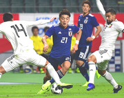 ベネズエラ戦でプレーする堂安