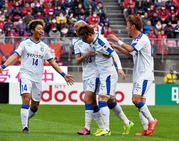 先制ゴールを決めた藤本を祝福する大分の選手達
