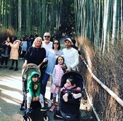 京都を観光するイニエスタファミリー