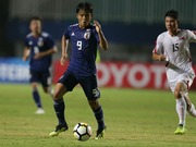 北朝鮮戦でプレーする久保