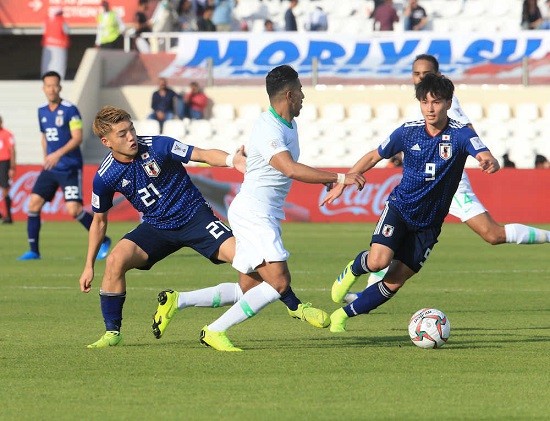 サウジアラビア戦でプレーする南野と堂安