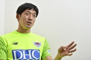 インタビューに答える権田